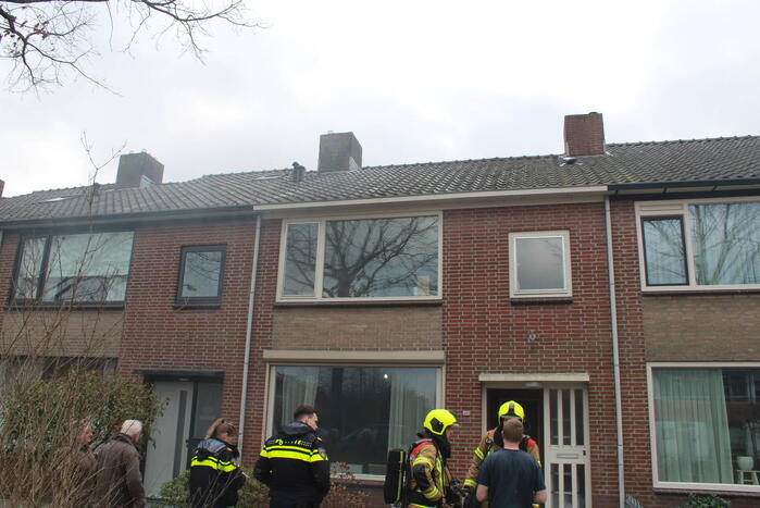 Isolatiemateriaal vat vlam persoon nagekeken door ambulancepersoneel