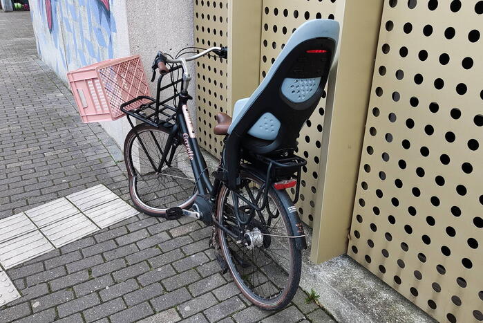 Fietser geschept door automobilist op rotonde