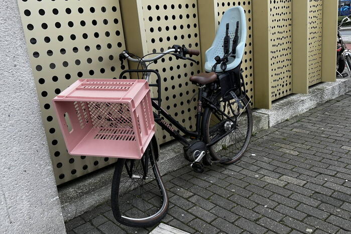 Fietser geschept door automobilist op rotonde