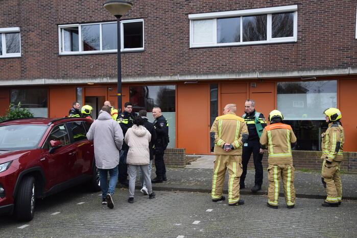 Brandweer blust brandende dakbedekking
