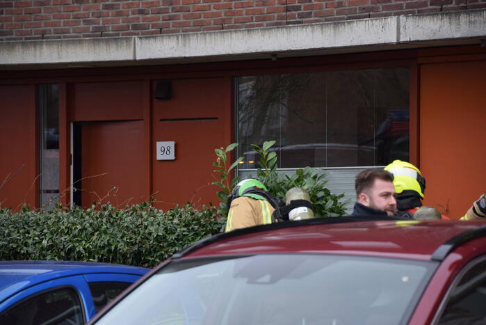 Brandweer blust brandende dakbedekking