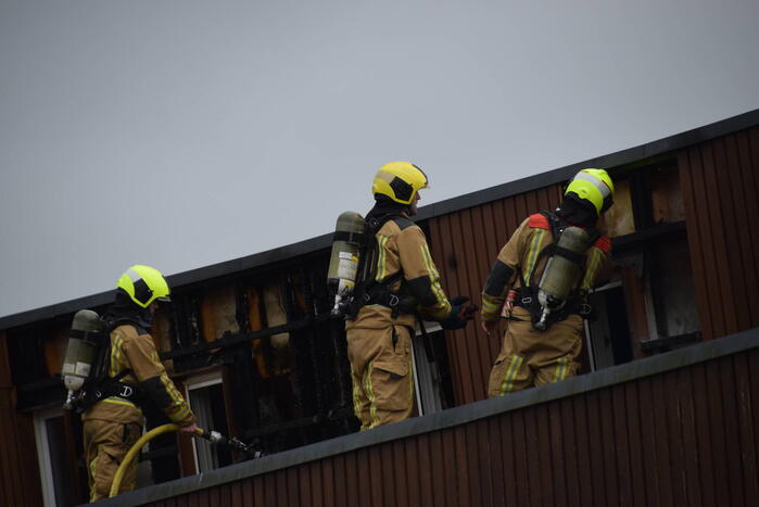 Brandweer blust brandende dakbedekking