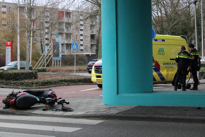 Scooterrijder gewond bij ongeval op rotonde