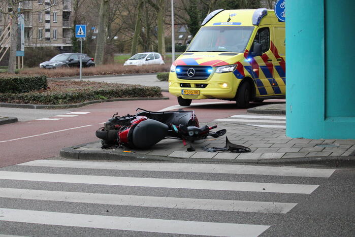 Scooterrijder gewond bij ongeval op rotonde