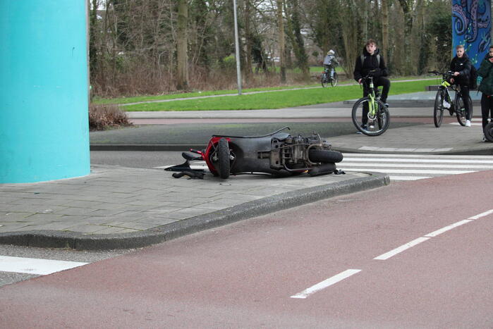 Scooterrijder gewond bij ongeval op rotonde