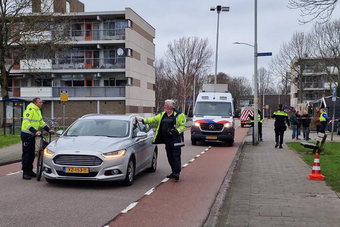 Persoon op speedpedelec gewond bij botsing met auto
