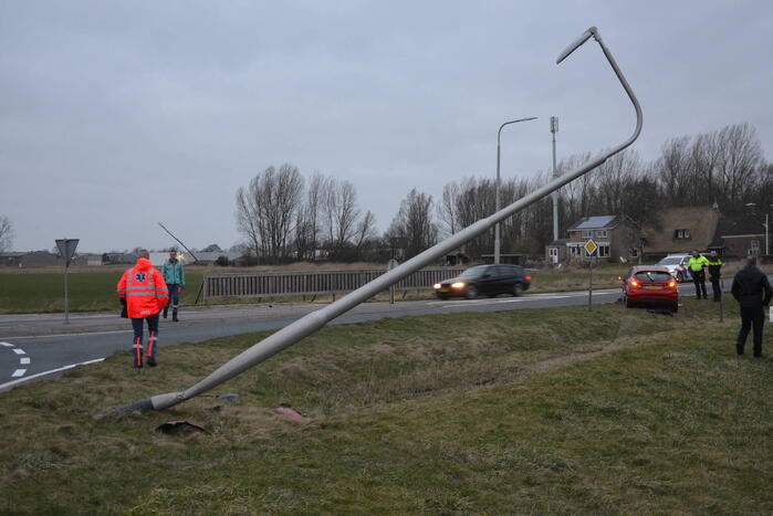 Automobilist ramt lantaarnpaal