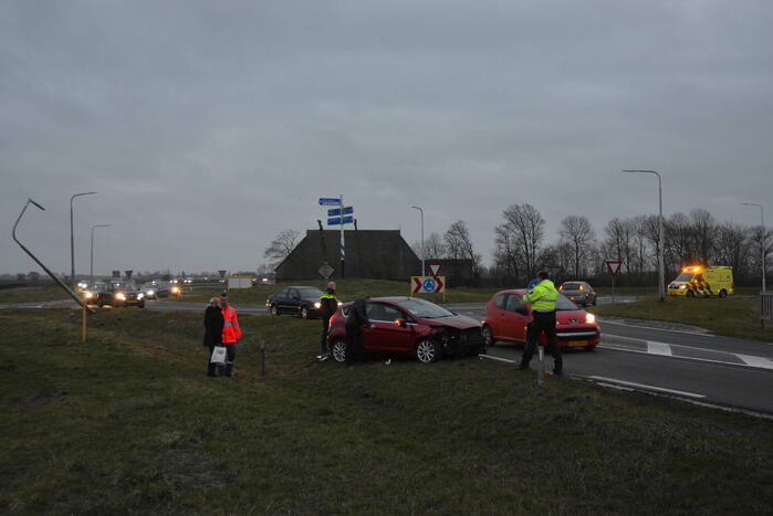 Automobilist ramt lantaarnpaal