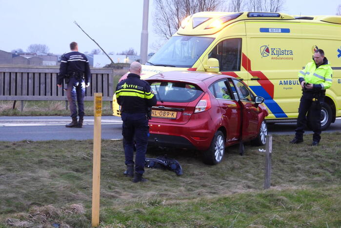 Automobilist ramt lantaarnpaal