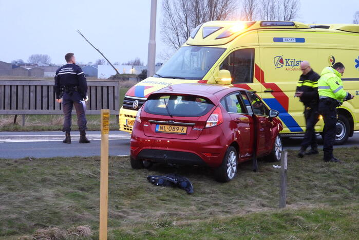 Automobilist ramt lantaarnpaal