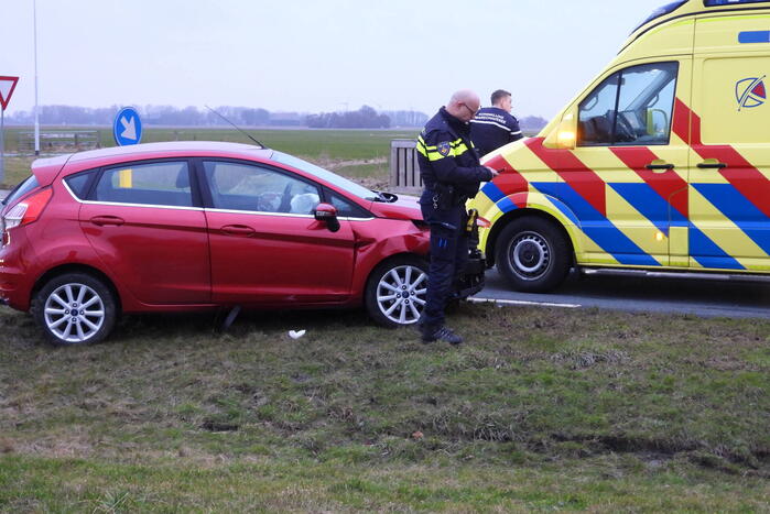 Automobilist ramt lantaarnpaal