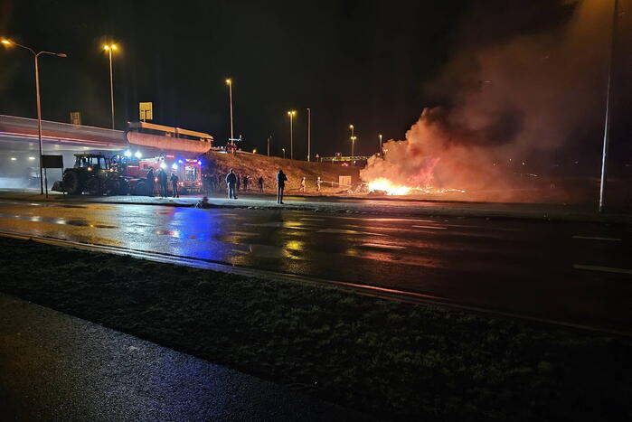 Boeren zetten afval in brand naast snelweg