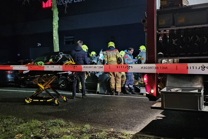 Voertuig geplet tussen vrachtwagen en bestelbus