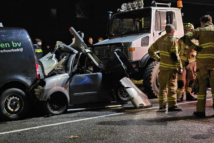 Voertuig geplet tussen vrachtwagen en bestelbus