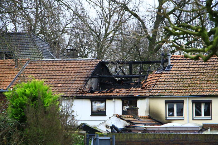 Grote schade na verwoestende brand bij daglicht goed te zien