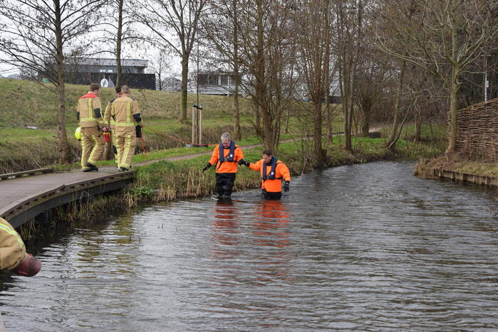 Brandweer doorzoekt sloot na aantreffen kleding langs waterkant
