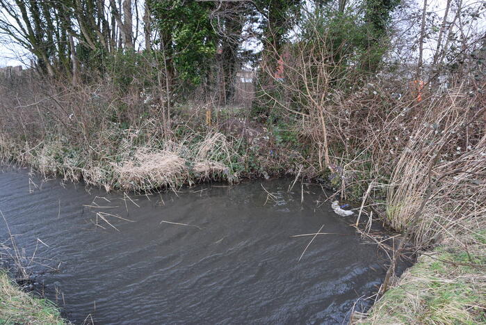 Brandweer doorzoekt sloot na aantreffen kleding langs waterkant