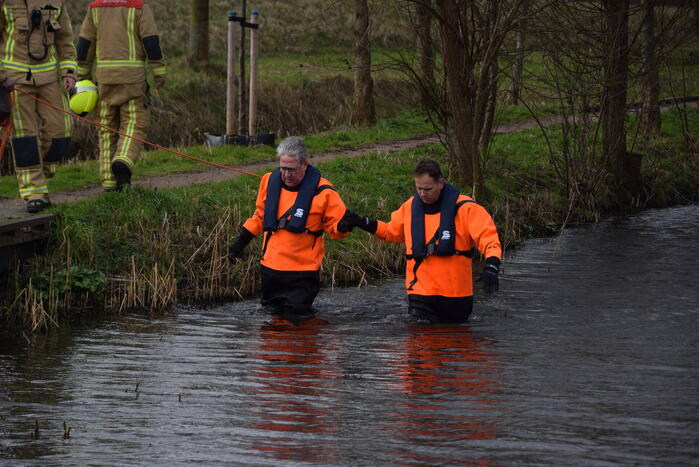 Brandweer doorzoekt sloot na aantreffen kleding langs waterkant
