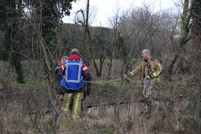 Brandweer doorzoekt sloot na aantreffen kleding langs waterkant
