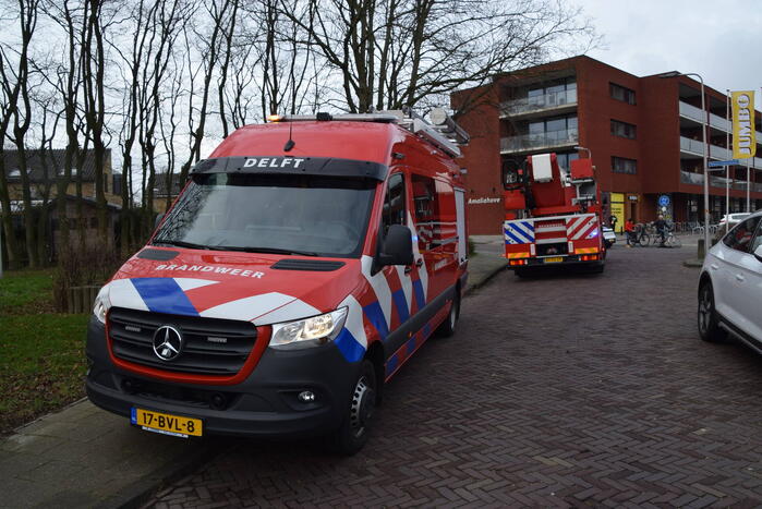 Brandweer doorzoekt sloot na aantreffen kleding langs waterkant