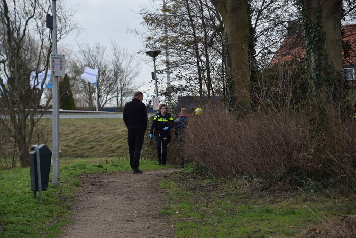 Brandweer doorzoekt sloot na aantreffen kleding langs waterkant