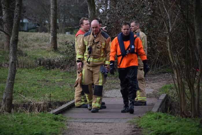 Brandweer doorzoekt sloot na aantreffen kleding langs waterkant