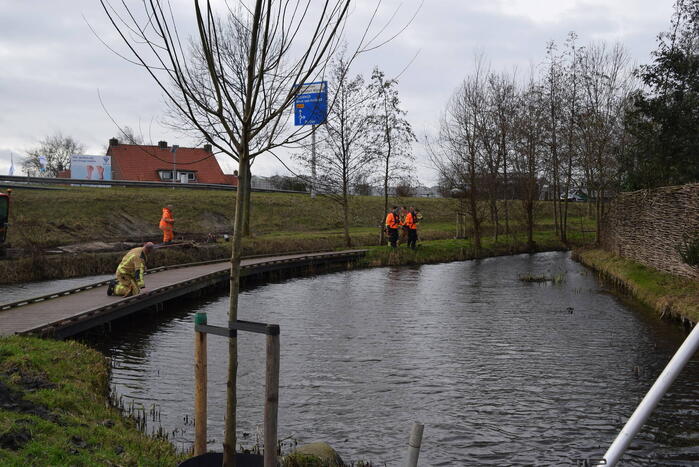 Brandweer doorzoekt sloot na aantreffen kleding langs waterkant