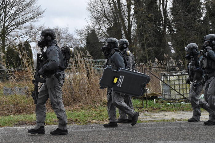 Aanhouding 23-jarige tijdens ondermijningsactie, arrestatieteam valt pand binnen na vondst drugsafval