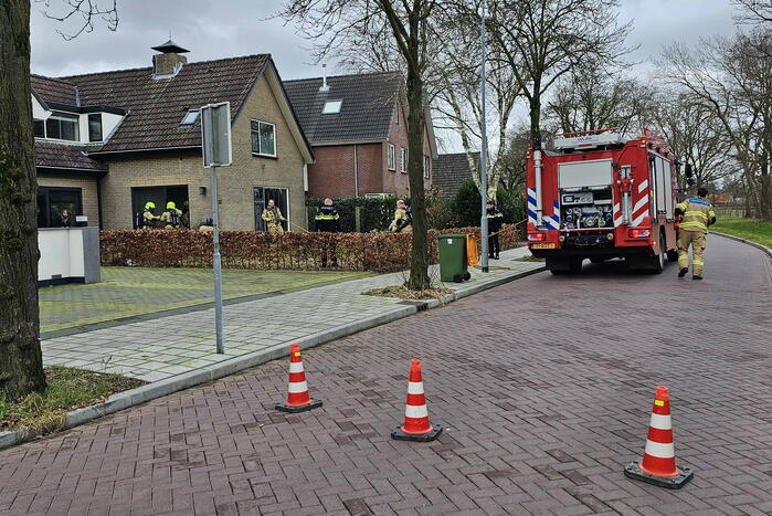 Brandweer blust brand op zolder van woning