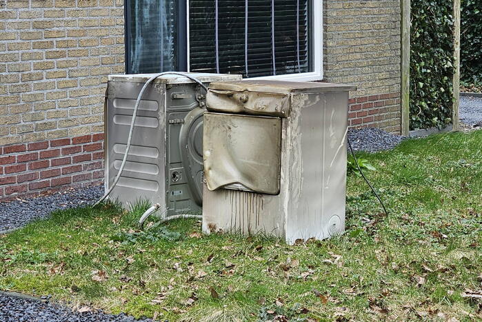 Brandweer blust brand op zolder van woning