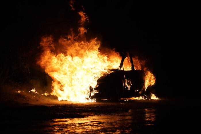 Auto volledig verwoest door brand
