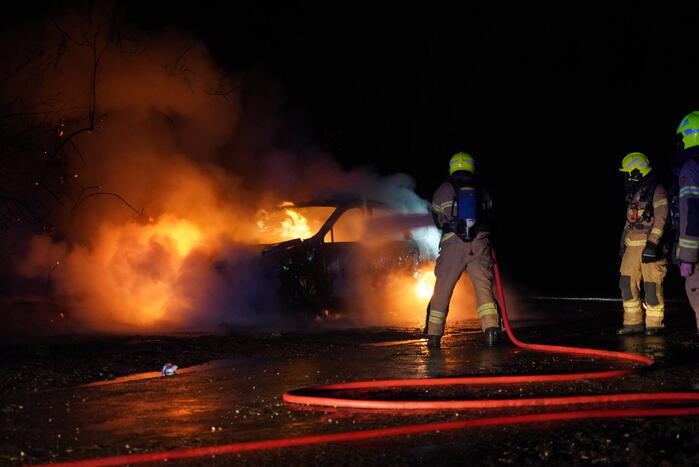 Auto volledig verwoest door brand
