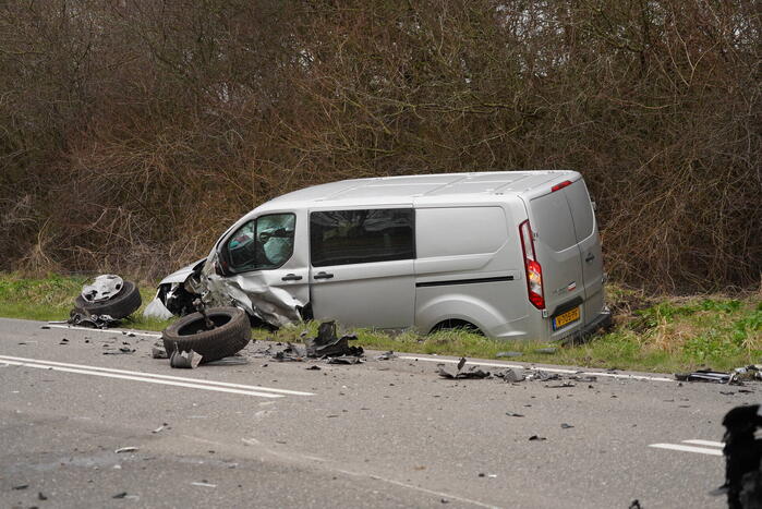 Drie gewonden bij frontale botsing