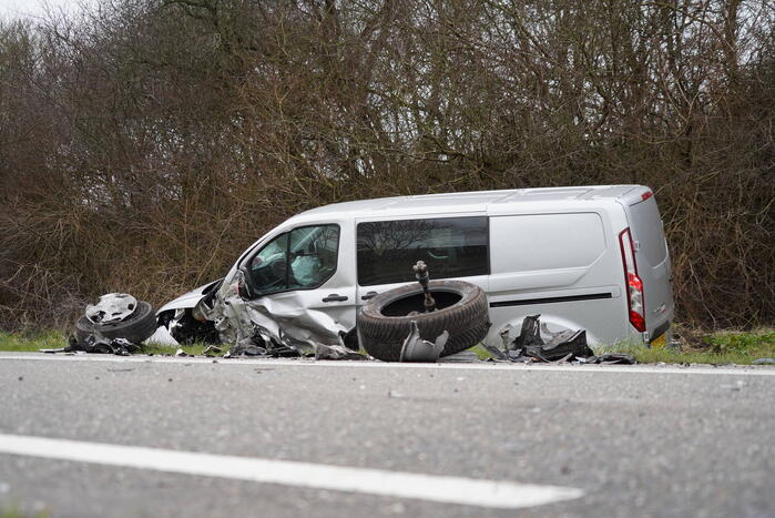 Drie gewonden bij frontale botsing
