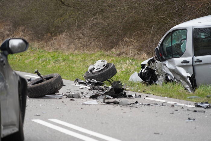 Drie gewonden bij frontale botsing