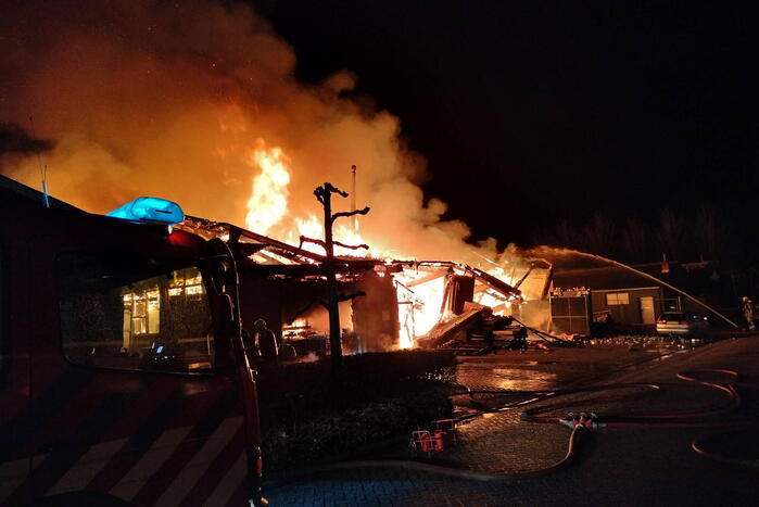 Enorme vlammenzee bij brand in loods