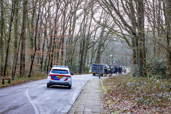 Wielrenner en lesauto met aanhanger inbotsing