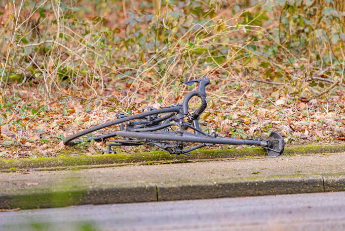 Wielrenner en lesauto met aanhanger inbotsing