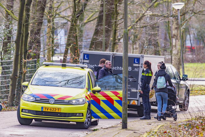 Wielrenner en lesauto met aanhanger inbotsing