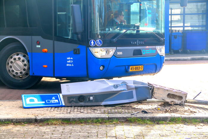 Lijnbus rijdt laadpaal uit de grond