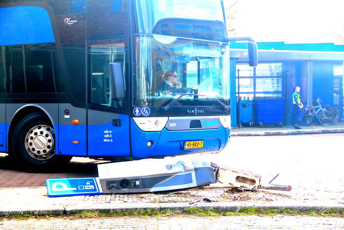 Lijnbus rijdt laadpaal uit de grond