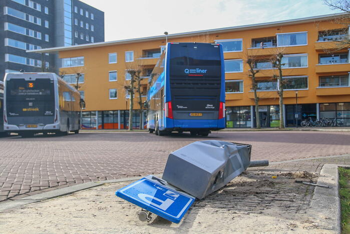 Lijnbus rijdt laadpaal uit de grond