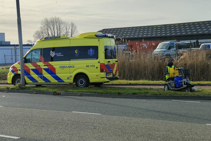 Persoon valt uit scootmobiel