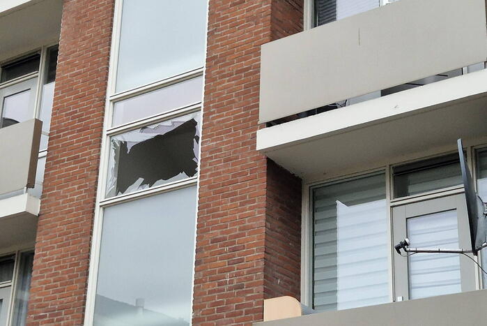 Schade door explosie in trappenhuis van flat
