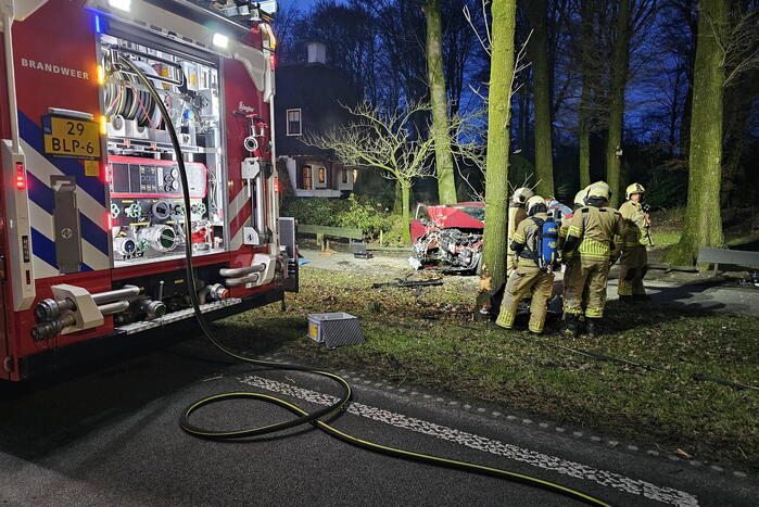Automobilist ernstig gewond bij botsing met boom