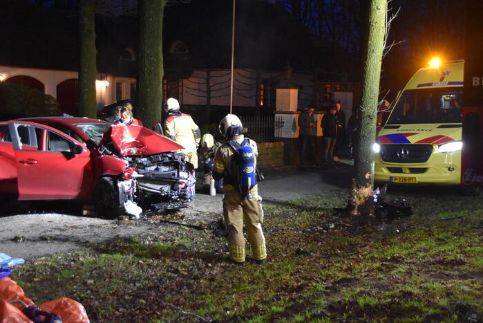 Automobilist ernstig gewond bij botsing met boom