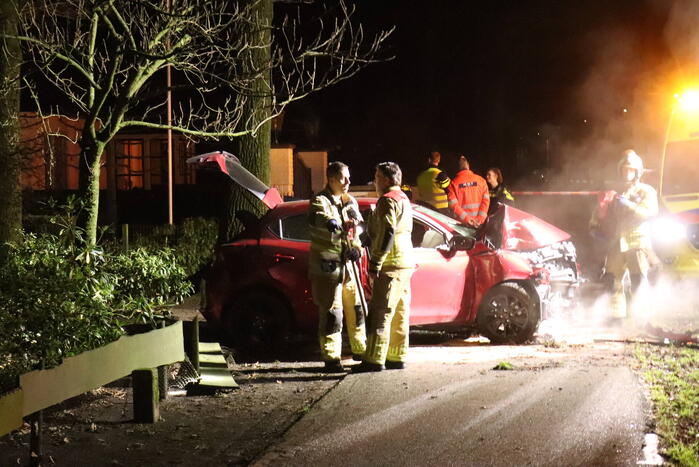 Automobilist ernstig gewond bij botsing met boom