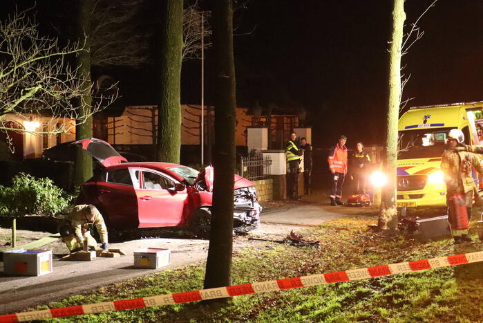 Automobilist ernstig gewond bij botsing met boom