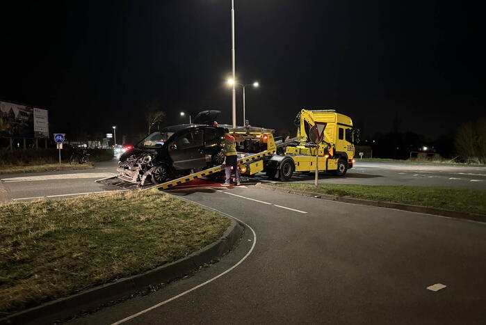 Schade bij ongeval tussen auto en kleine vrachtwagen