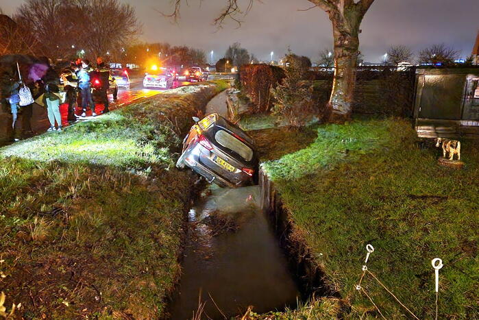 Auto belandt in sloot nadat ramen beslaan
